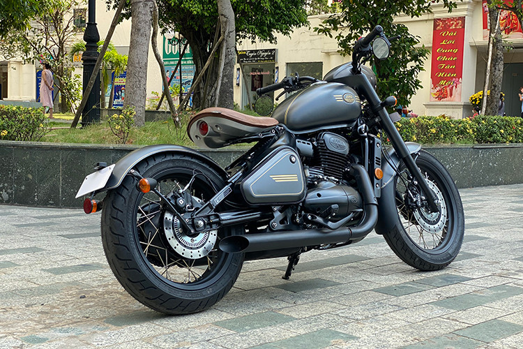 Theo thông tin từ đơn vị phân phối dòng xe này, những chiếc Jawa mới tại Việt Nam đều thuộc phiên bản mới nhất, sản xuất năm 2022 tại Ấn Độ. Hiện tại, các xe đều đang chờ đăng kiểm và dự kiến có giá bán trên 150 triệu đồng.