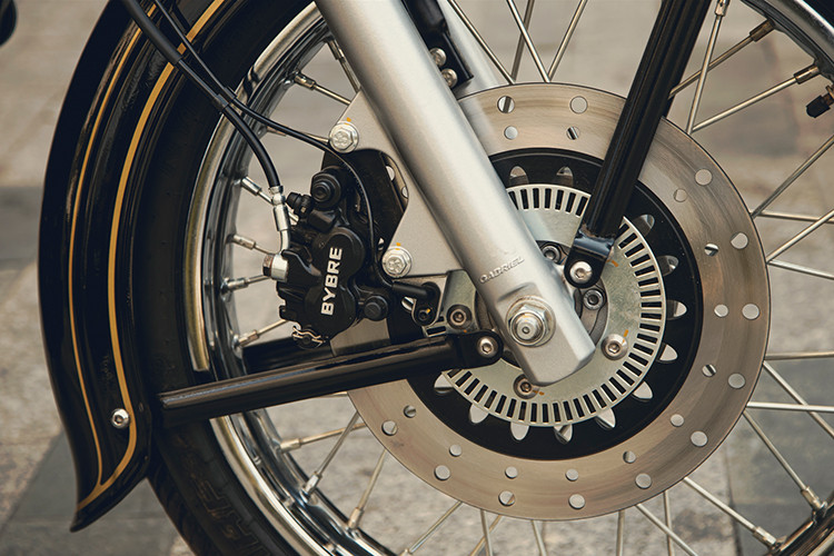 Đặc biệt, những chiếc Classic 300 vừa được nhập về Việt Nam cũng nổi bật khi được bố trí nhiều chi tiết ốp crôm sáng bóng trên khu vực bình xăng, động cơ, phuộc sau hay cả trên ống xả hai bên. Xe cũng được trang bị hệ thống chống bó cứng phanh (ABS), giảm xóc dạng ống lồng phía trước và phuộc monoshock giảm chấn thủy lực phía sau.