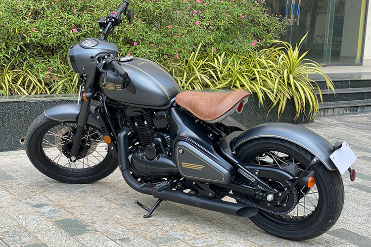 Về vận hành, Perak Bobber 350 trang bị khối động cơ xi-lanh đơn DOHC 4 thì, thay vì kiểu động cơ 2 thì truyền thống của Jawa. Động cơ này có dung tích 334cc làm mát bằng dung dịch, sản sinh công suất hơn 30 mã lực cùng mô-men xoắn cực đại ở mức 32,74 Nm, đi kèm hộp số 6 cấp.