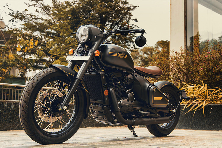 Ngoài ra, Perak Bobber 350 cũng được trang bị công nghệ an toàn với hệ thống chống bó cứng phanh (ABS) ở cả bánh trước và sau. Mức giá xe Jawa Perak Bobber 350 được chào bán khoảng 150 triệu đồng. 