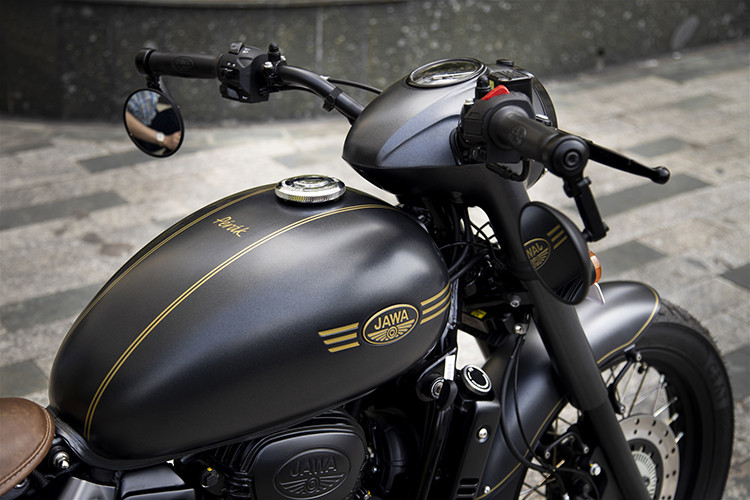 Đúng như tên gọi, Jawa Perak Bobber 350 2022 mới là mẫu xe có thể nói “hiếm hoi” trên thị trường hiện tại vẫn theo đuổi phong cách thiết kế Bobber cổ điển nhưng vẫn tôn trọng những giá trị văn hóa có từ lâu đời. Đặc trưng dễ nhận thấy là kiểu dáng hoài cổ với trọng tâm xe thấp, yên xe ở mức 750 mm, cùng trục cơ sở dài 1.485 mm. 