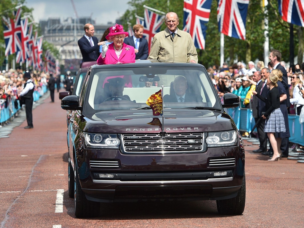 Nữ hoàng Anh Elizabeth II và phu quân Hoàng tế Philip, Công tước xứ Edinburgh trên chiếc Range Rover trong dịp sinh nhật 90 của Nữ hoàng tháng 6/2016.