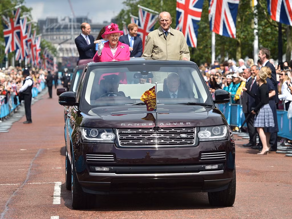 Nữ hoàng Anh Elizabeth II và phu quân Hoàng tế Philip, Công tước xứ Edinburgh trên chiếc Range Rover trong dịp sinh nhật 90 của Nữ hoàng tháng 6/2016.