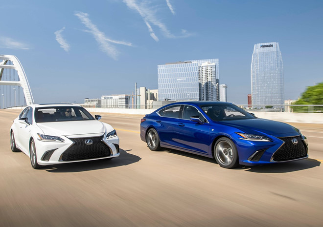 Dự kiến sẽ có mặt trên thị trường Mỹ vào khoảng tháng 9/2018 tới đây, Lexus ES 2019 có 3 bản trang bị là ES 350, ES 300h và ES 350 F Sport. Giá xe Lexus ES 2019 ở 3 bản trang bị này lần lượt là 39.500 USD, 41.310 USD và 44.035 USD ( tương đương từ 920 đến hơn 1 tỷ đồng).