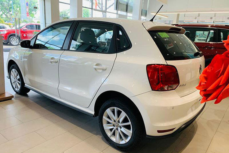 Cụ thể mức giá xe Volkswagen Polo sau khi lăn bánh được ghi nhận ở mốc 550 triệu đồng so với giá đề xuất 695 triệu đồng, tuy nhiên chỉ có 1 xe được áp dụng ưu đãi này. Ngoài ra mức giảm trung bình của mẫu xe hạng B này khoảng từ 50 đến 70 triệu đồng.
