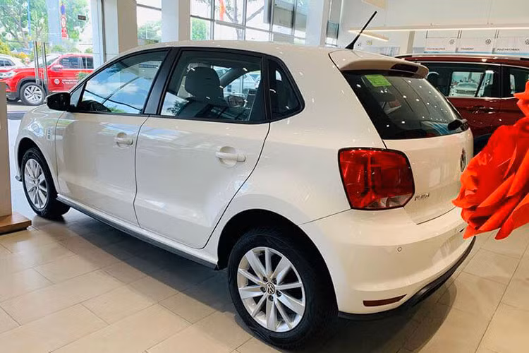 Cụ thể mức giá xe Volkswagen Polo sau khi lăn bánh được ghi nhận ở mốc 550 triệu đồng so với giá đề xuất 695 triệu đồng, tuy nhiên chỉ có 1 xe được áp dụng ưu đãi này. Ngoài ra mức giảm trung bình của mẫu xe hạng B này khoảng từ 50 đến 70 triệu đồng.