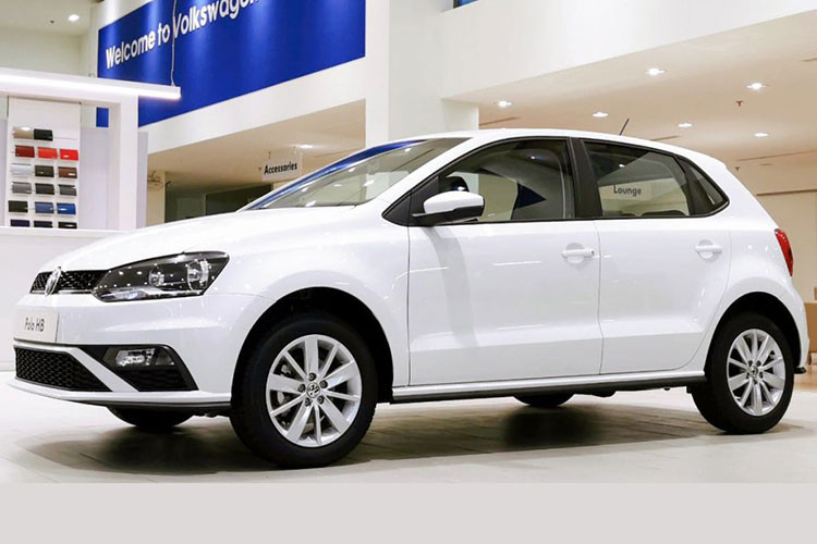 Về ngoại hình , Volkswagen Polo nâng cấp mới tại Việt nam sở hữu khá nhiều cải tiến về mặt trang bị, ngoại thất với lưới tản nhiệt dạng tổ ong, bộ ốp bên lườn xe, cản trước và cản sau mới. Mâm xe 15 inch với thiết kế 10 chấu đan xen và tính năng ga tự động Cruise Control.