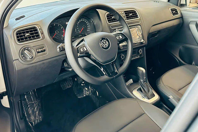 Bên trong Volkswagen Polo chỉ có một số trang bị đáng chú ý như ghế da, màn hình trung tâm 6.5 inch hỗ trợ Apple CarPlay/ Android Auto, điều hòa tự động, ga tự động, chế độ lái thể thao, camera lùi và hỗ trợ kiểm soát cự ly đỗ xe trước và sau. 