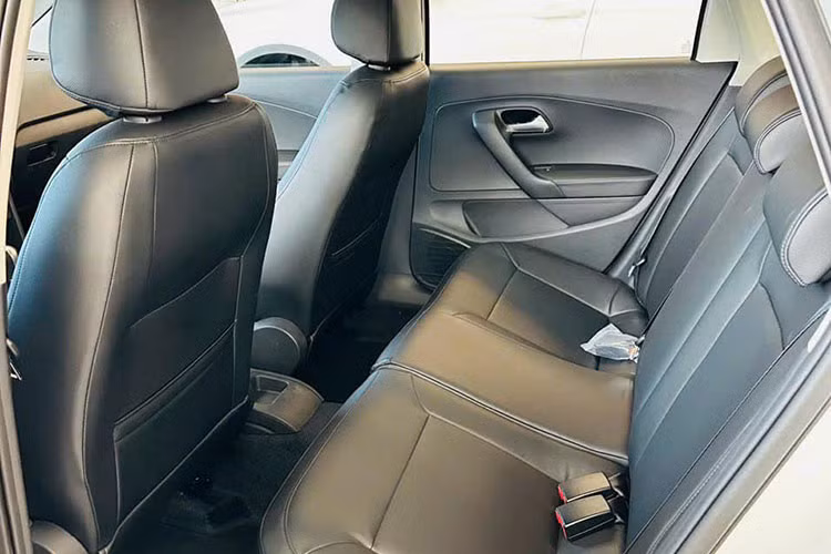 Về vận hành, xe được trang bị động cơ xăng dung tích 1.6L cho mức công suất 105 mã lực, 153 Nm đi kèm hộp số tự động 6 cấp và dẫn động cầu trước. Theo nhà sản xuất xe chỉ mất hơn 10 giây để tăng tốc từ 0-100km/h, theo nhiều đánh giá thì Volkswagen Polo cho khả năng vận hành tốt hơn các đối thủ trong phân khúc tại thị trường Việt Nam.