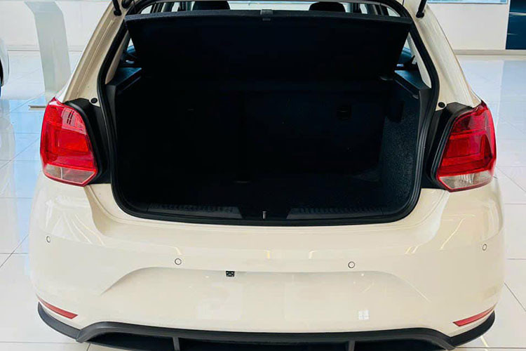 Tuy nhiên dù có mức giảm được xem là khá tốt nhưng Volkswagen Polo lại có không ít bất lợi vì trang bị chỉ ở mức cơ bản đơn cử như đèn pha chỉ là loại halogen, mâm đơn sắc, 4 loa, 2 túi khí. Nhưng hệ thống hỗ trợ như cân bằng điện tử, khởi hành ngang dốc vẫn chưa có.