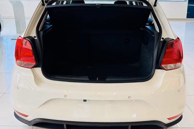 Tuy nhiên dù có mức giảm được xem là khá tốt nhưng Volkswagen Polo lại có không ít bất lợi vì trang bị chỉ ở mức cơ bản đơn cử như đèn pha chỉ là loại halogen, mâm đơn sắc, 4 loa, 2 túi khí. Nhưng hệ thống hỗ trợ như cân bằng điện tử, khởi hành ngang dốc vẫn chưa có.