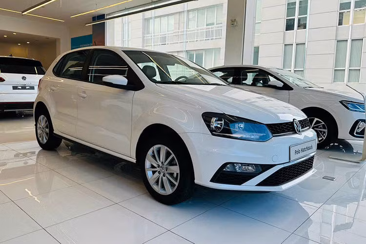  Volkswagen Polo tại Việt Nam ra mắt đã lâu nhưng không mạnh bằng các mẫu xe Nhật bởi mức giá có phần cao hơn, dẫn đến sức mua khá thấp. Và trong thời điểm hiện tại để kích cầu doanh số mà một đại lý đã chào bán mẫu xe này rẻ hơn gần 145 triệu đồng so với giá đề xuất.