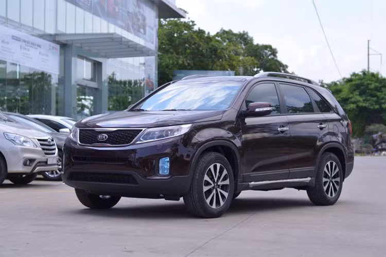Tại thị trường Việt Nam, Kia Sorento không chỉ cạnh tranh trực tiếp với các đối thủ khác trong phân khúc như Hyundai SantaFe hay Chevrolet Captiva mà còn "lấn sân" phần nào để so kè cùng Toyota Fortuner, Mitsubishi Pajero Sport và Isuzu mu-X. Mức giá của xe hiện được Kia tại việt nam công bố từ 799 triệu đồng.