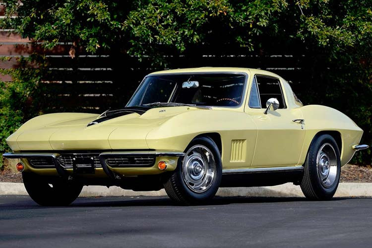 Với giá khởi điểm ít hơn 60.000 USD, Chevrolet Corvette Stingray 2020 là một chiếc xe hiệu suất cao đáng để cân nhắc. Tuy nhiên, nếu bạn đang vô cùng dư giả tiền bạc, bạn cũng có thể mua chiếc Chevrolet Corvette đời 1967 ở đây với giá… 3,95 triệu USD. Thậm chí nó còn đắt hơn cả một chiếc Bugatti Chiron đời mới.