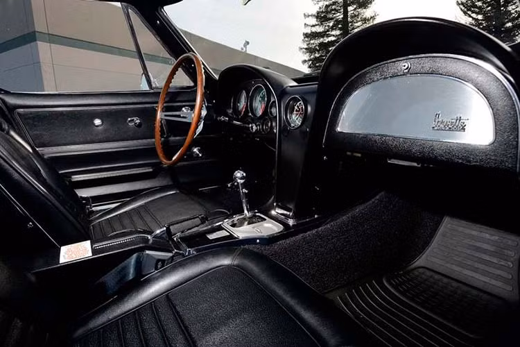 Mặc dù đã ra đời cách đây hơn 50 năm, chiếc Corvette L88 Coupe 1967 hàng hiếm này vẫn được gìn giữ trong điều kiện tuyệt vời, trải qua một lần phục chế tỉ mỉ trong 10 năm và chỉ có 424 km trên đồng hồ công-tơ-mét.