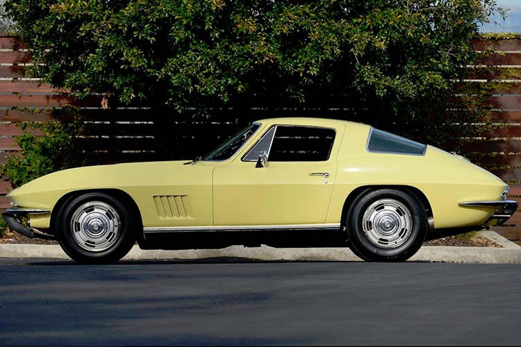 Được rao bán bởi trang Corvette Mike, chiếc xe Chevrolet Corvette L88 Coupe 1967 được hoàn thiện trong màu sơn vàng Sunfire Yellow này là 1 trong 20 chiếc được trang bị với động cơ V8 dung tích 7.0 lít L88 huyền thoại. Một số đã được lái trên đường phố, nhưng phần lớn chúng đã được tận dụng trên đường đua, thi đấu ở những giải đua sức bền như 24 Giờ Le Mans, 12 Giờ Sebring, và 24 Giờ Daytona.
