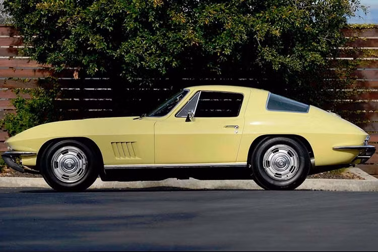 Được rao bán bởi trang Corvette Mike, chiếc xe Chevrolet Corvette L88 Coupe 1967 được hoàn thiện trong màu sơn vàng Sunfire Yellow này là 1 trong 20 chiếc được trang bị với động cơ V8 dung tích 7.0 lít L88 huyền thoại. Một số đã được lái trên đường phố, nhưng phần lớn chúng đã được tận dụng trên đường đua, thi đấu ở những giải đua sức bền như 24 Giờ Le Mans, 12 Giờ Sebring, và 24 Giờ Daytona.