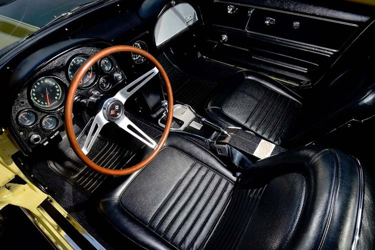 Tùy chọn động cơ L88 đã mất nhiều năm để phát triển và cơ bản là một gói trang bị xe đua chính hang dành cho một dòng Corvette đi đường phố mới. Khối động cơ V8 to lớn của nó sản sinh hơn 500 mã lực, và hãng xe Chevrolet cũng trang bị một hộp số sàn 4 cấp kiểu heavy-duty, hệ thống phanh heavy duty, hệ thống treo heavy duty, và một phần nắp capô có cửa hút gió.