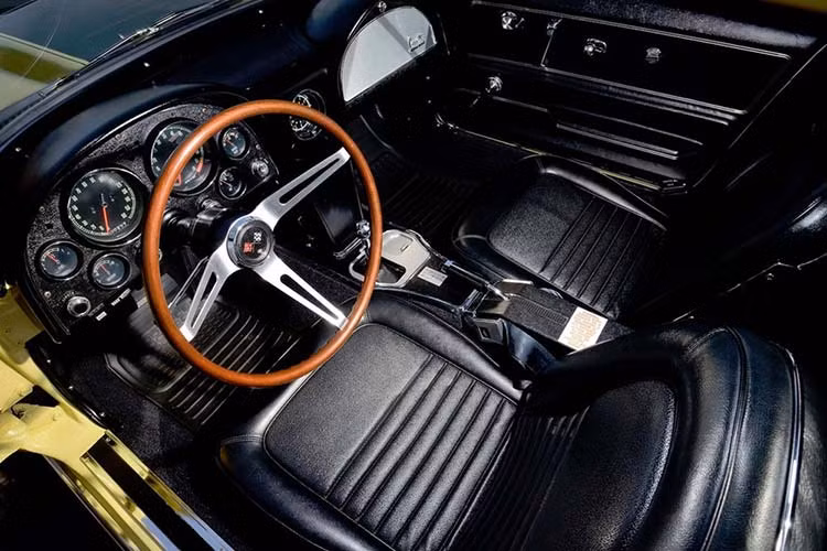 Tùy chọn động cơ L88 đã mất nhiều năm để phát triển và cơ bản là một gói trang bị xe đua chính hang dành cho một dòng Corvette đi đường phố mới. Khối động cơ V8 to lớn của nó sản sinh hơn 500 mã lực, và hãng xe Chevrolet cũng trang bị một hộp số sàn 4 cấp kiểu heavy-duty, hệ thống phanh heavy duty, hệ thống treo heavy duty, và một phần nắp capô có cửa hút gió.