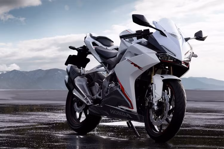 Mới đây, Honda Nhật Bản vừa chính thức giới thiệu mẫu xe môtô thể thao Honda CBR250RR ABS 2018 phiên bản màu trắng ngọc hoàn toàn mới, tuy nhiên công suất động cơ không hề có thay đổi như dự kiến.