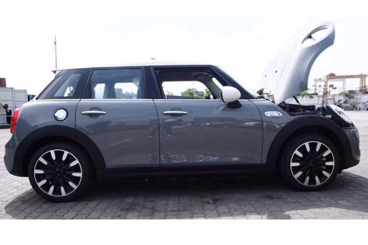 Hiện thông số chi tiết của từng phiên bản chưa được công bố chỉ biết rằng khoảng cách về giá giữa 3 phiên bản không có nhiều chênh lệch như trước đây. Bên cạnh dòng Cooper, giá bán mới của Clubman S và Convertible S cũng được công bố, lần lượt là 2,019 tỷ đồng và 1,799 tỷ đồng.