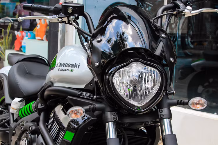 Về diện mạo, Vulcan S Cafe 2017 thừa hưởng thiết kế của phiên bản cũ từng được đánh giá khá cao, thậm chí nhiều người còn cho rằng Vulcan S hiện là mẫu cruiser cỡ trung đẹp nhất hiện nay. Đèn pha của xe được thiết kế mang phong cách hiện đại khá giống với Harley-Davidson V-Rod.