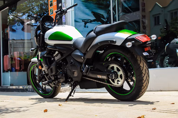 Cụ thể, Kawasaki Vulcan S Cafe 2017 sở hữu khối động cơ 650cc sản sinh công suất đầu ra lên đến 61 mã lực tại tua máy 7.500 vòng/phút và mô-men xoắn cực đại 63 Nm tại tua máy 6.600 vòng/phút. Đi kèm động cơ này là hộp số ly hợp 6 cấp độ. Xe không sử dụng chế hòa khí mà ứng dụng công nghệ phun xăng điện tử hiện đại.