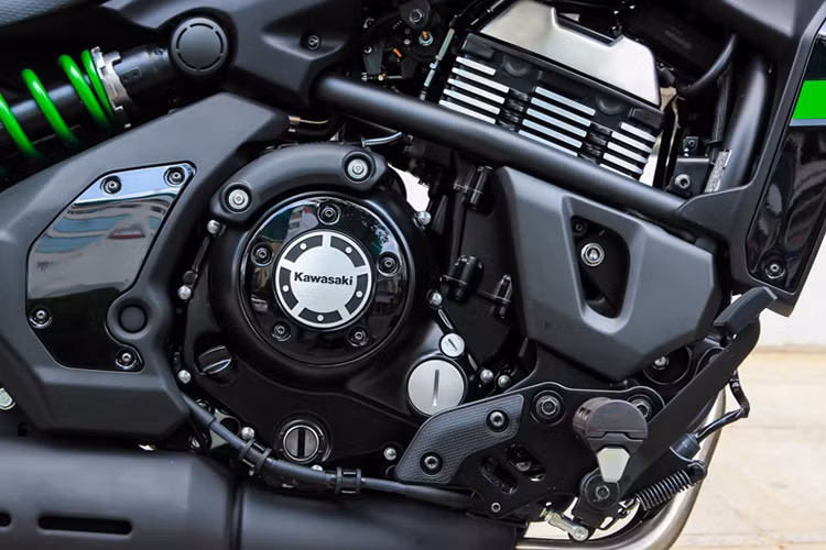 Vulcan S Cafe 2017 được đánh giá khá cao bởi sức mạnh đến từ khối động cơ xi-lanh đôi có dung tích 649 phân khối, DOHC, được làm mát bằng dung dịch, đây chính là khối động cơ được trang bị cho ER-6 hay Ninja 650 và Versys 650. Tuy nhiên khối động cơ này đã được hiệu chỉnh lại để phù hợp với đặc tính của dòng cruiser.