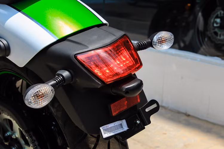 Đuôi xe vẫn không khác biệt so với "người tiền nhiệm", phía sau yên xe dạng đôi nhưng thiết kế liền với rộng trước, gọn sau. Cụm đèn hậu của xe với đèn báo và xi nhan tách rời, dè sau thiết kế khá cao cùng pad biển số.