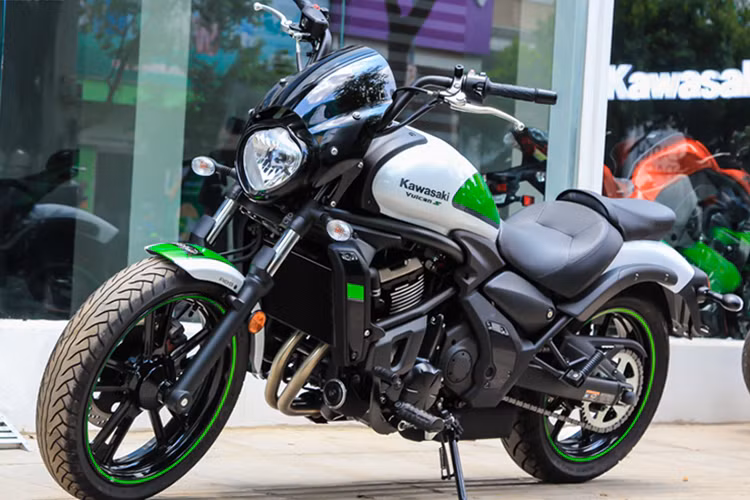 Vulcan S Cafe 2017 đã được nhập khẩu chính hãng tại thị trường Việt Nam và đang được trưng bày tại showroom của Kawasaki. Hiện tại, mẫu xe mới này đang được bán với mức giá 249 triệu đồng (đã bao gồm VAT), gần như không thay đổi so với mẫu Vulcan S 2016 đang có mặt trên thị trường.