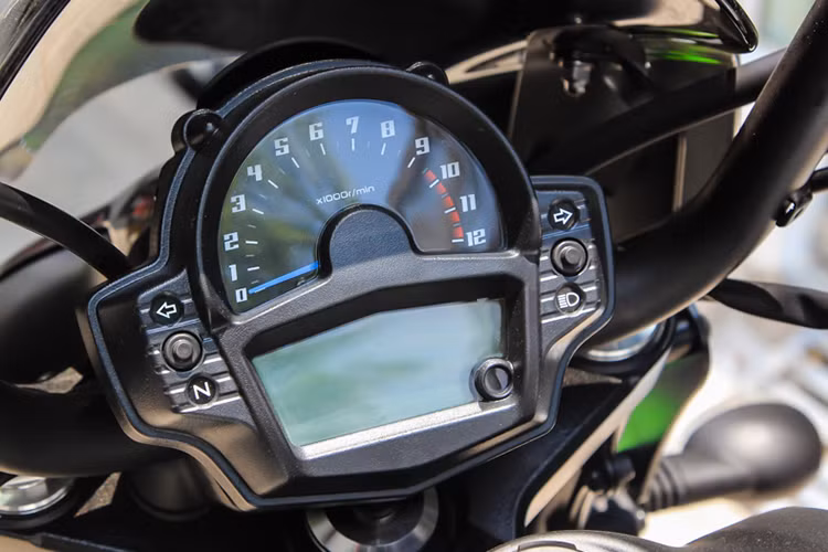 Trong khi đó bảng đồng hồ của xe có đôi chút ảnh hưởng của nhiều thương hiệu mới hiện nay được trang bị một đồng hồ dạng kim hiển thị vòng tua máy, một màn hình lcd hiển thị tốc độ, nhiên liệu, thống số..., tuy nhiên mẫu xe môtô Vulcan S Cafe vẫn giữ lại được những đặc điểm vốn có của mình với các nút bấm đơn giản, dễ sử dụng.