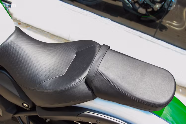 Vulcan S Cafe sử dụng khung thép bao quanh, giúp xe trở nên nhỏ gọn và hầm hố hơn. Xe sở hữu kích thước là 2.311 x 881 x 1.110 mm (dài x rộng x cao), xe có khoảng sáng gầm là 130 mm, được trang bị bình xăng có dung tích 14 lít và có trọng lượng lên đến 228 kg.