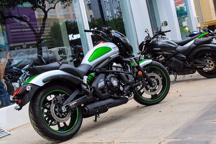 Với tạo hình mới mang phong cách của một mẫu xe cổ điển, Kawasaki Vulcan S phiên bản Cafe thế hệ mới đã để lại ấn tượng mạnh với những người đam mê môtô phân khối lớn nhưng lại yêu thích sự xê dịch trên những dòng xe hoài cổ lãng tử.