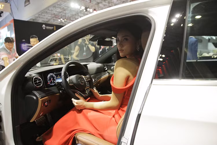 Dù là lần đầu tiên tham dự VIMS, nhưng Mercedes-benz Việt Nam đã mang đến danh mục sản phẩm đa dạng nhất với 27 mẫu xe khác nhau. Trong đó, có 11 mẫu xe được trưng bày ở khu vực triển lãm bên trong, 6 xe SUV và 2 xe MPV ở khu vực ngoài trời và 8 xe ở khu vực ‘Certified Pre-owned’ (Xe đã qua sử dụng chính hãng).