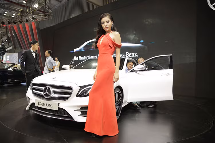 Hoa hậu Việt Nam 2014, Nguyễn Cao Kỳ Duyên vừa "đập hộp" một chiếc Mercedes-Benz E200 có ngoại thất màu xanh Canvasite vào hồi tháng 6 vừa qua. Mẫu xe sang này hiện đang được phân phối chính hãng với mức giá khoảng hơn 2 tỷ đồng.