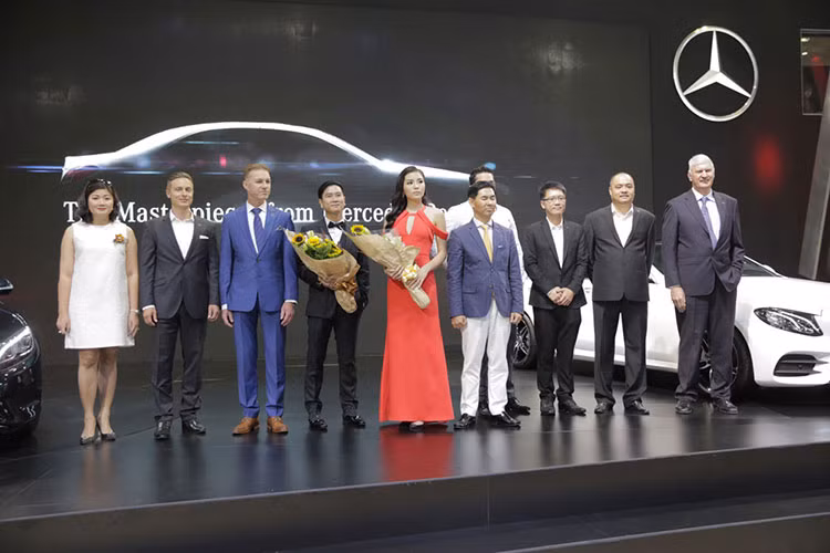 Bên cạnh việc sở hữu gian hàng lớn nhất triển lãm VIMS 2016 với diện tích 776 m2, Mercedes còn thiết kế riêng một khu vực đón khách VIP và các đại sứ của mình bằng cách bài trí tiện nghi, sang trọng với sự đồng hành của các thương hiệu nội thất cao cấp khac.