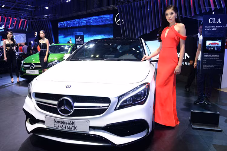 Cũng theo Hoa hậu Kỳ Duyên cho biết, cô vốn là một người có niềm yêu thích với ôtô, đặc biệt là thương hiệu Mercedes-Benz. Đó chính là lý do hoa hậu Kỳ Duyên bị mê hoặc bởi gian hàng thiết kế cùng hàng loạt mẫu xe mới của Mercedes-Benz Việt Nam tại VIMS lần này.