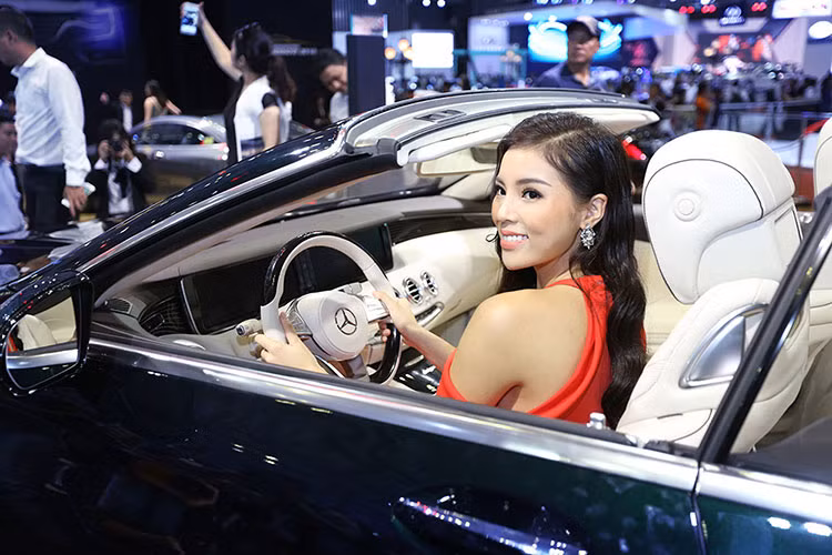 Tại gian hàng của Mercedes-Benz Việt Nam, Hoa hậu Kỳ Duyên cảm thấy khá thích thú khi được khám phá không gian nội thất Mercedes S 500 Cabriolet. Theo cô, chiếc mui trần nhà Mercedes có khoang nội thất đẳng cấp, tinh hoa với sự tinh tế ở từng chi tiết.