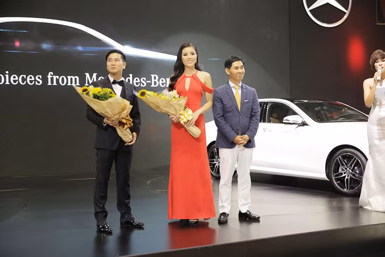 Ngoài Hoa hậu Kỳ Duyên, Nhạc sỹ Hồ Hoài Anh cũng có mặt tại gian hàng Mercedes. Hiện đang sở hữu dòng xe sedan hạng sang cỡ trung Mercedes-Benz E-Class có giá hơn 2 tỷ đồng. Tham gia sự kiện triển lãm lần này, anh vô cùng hào hứng với các sản phẩm mới của thương hiệu “Ngôi sao ba cánh”.