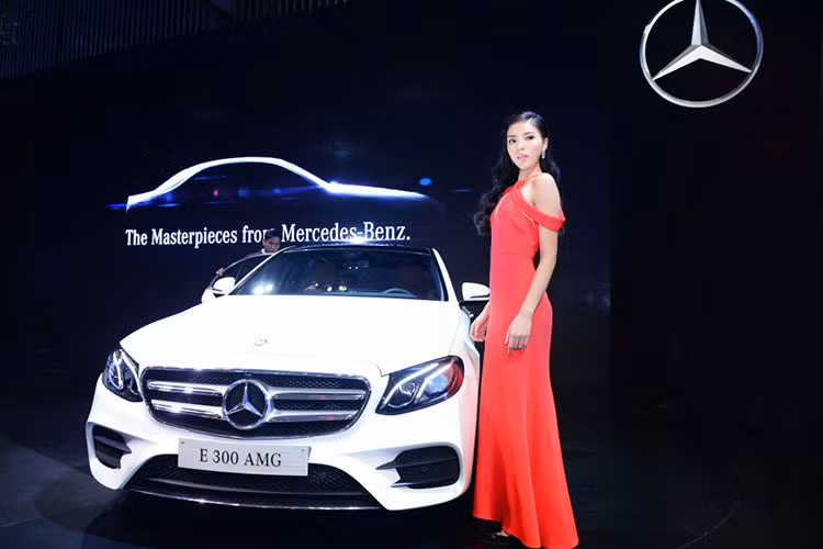 Đến với VIMS 2016, Mercedes-Benz Việt Nam mang đến trưng bày tới 27 mẫu xe. Sự áp đảo về số lượng lẫn thiết kế đỉnh cao thu hút rất nhiều khách tham quan, trong đó có nhạc sĩ Hồ Hoài Anh và Hoa hậu Kỳ Duyên - đây là hai đại sứ mới của thương hiệu ngôi sao 3 cánh.