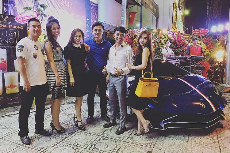 Mới đây, doanh nhân Phạm Trần Nhật Minh hay còn gọi là - đại gia Minh Nhựa đã bị bắt gặp cùng siêu xe Lamborghini Aventador LP750-4 SV tái xuất trên đường phố Sài thành trước khi dừng chân tại một quán trà sữa nằm trên đường Nguyễn Tri Phương, quận 10, TP HCM.