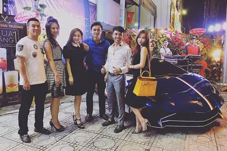 Mới đây, doanh nhân Phạm Trần Nhật Minh hay còn gọi là - đại gia Minh Nhựa đã bị bắt gặp cùng siêu xe Lamborghini Aventador LP750-4 SV tái xuất trên đường phố Sài thành trước khi dừng chân tại một quán trà sữa nằm trên đường Nguyễn Tri Phương, quận 10, TP HCM.