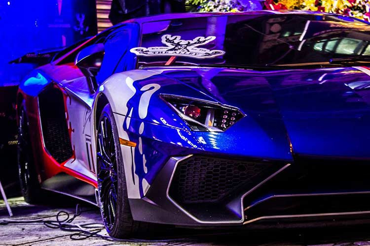 Aventador LP750 SV Coupe sử dụng động cơ V12 6.5l 750 mã lực và mô-men xoắn cực đại 690 Nm. Kết hợp với hệ dẫn động 4 bánh và hộp số 7 cấp ISR. Xe có thời gian tăng tốc từ vị trí xuất phát lên 100 km/h chỉ trong thời gian 2,8 giây, nhanh hơn 0,1 giây so với bản tiêu chuẩn trong khi tốc độ tối đa vẫn được "chốt" ở con số 350 km/h.