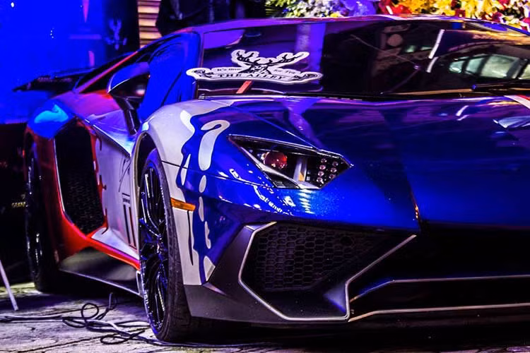 Aventador LP750 SV Coupe sử dụng động cơ V12 6.5l 750 mã lực và mô-men xoắn cực đại 690 Nm. Kết hợp với hệ dẫn động 4 bánh và hộp số 7 cấp ISR. Xe có thời gian tăng tốc từ vị trí xuất phát lên 100 km/h chỉ trong thời gian 2,8 giây, nhanh hơn 0,1 giây so với bản tiêu chuẩn trong khi tốc độ tối đa vẫn được "chốt" ở con số 350 km/h.