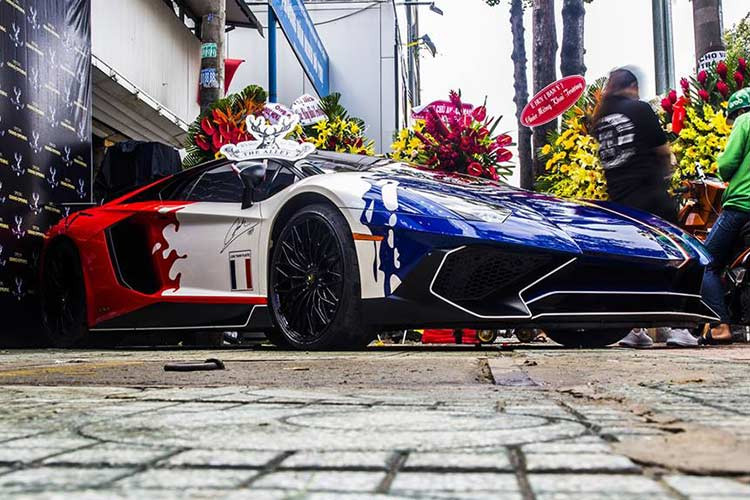 Chiếc siêu xe Lamborghini Aventador LP750-4 SV tại Việt Nam này không chỉ nổi tiếng bởi độ hiếm có, đắt đỏ mà còn gắn liền với chủ nhân Minh Nhựa, một người có tiếng trong giới chơi xe tại dải đất hình chữ S. Được biết, giá trị sau thuế của siêu xe này ước tính khoảng 35 tỷ đồng.