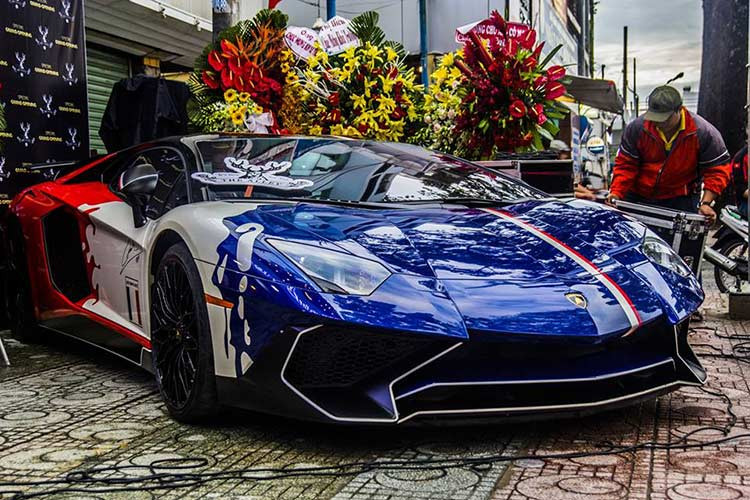 Aventador LP750 SV của Minh Nhựa là chiếc Lamborghini đắt thứ hai tại Việt Nam, chỉ sau phiên bản LP750 mui trần mới được nhập về Hà Nội. Đây cũng là siêu xe Aventador SV Coupe đầu tiên và duy nhất được đưa về Việt Nam hồi tháng 7/2016 với nguyên bản là màu xanh nước biển.