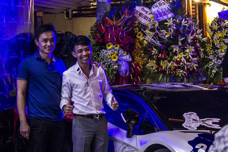 Đây là cửa hàng mới khai trương của vợ ông chủ công ty nhập khẩu siêu xe tại đường An Dương Vương, quận 5, TP HCM. Sự có mặt của siêu xe Aventador LP750-4 SV hàng hiếm và chủ nhân của nó đã thu hút không ít sự chú ý của các bạn trẻ và những người yêu xe có mặt tại đây.