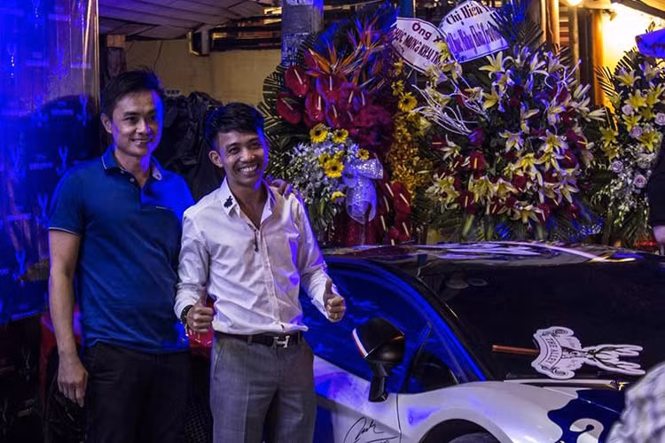 Đây là cửa hàng mới khai trương của vợ ông chủ công ty nhập khẩu siêu xe tại đường An Dương Vương, quận 5, TP HCM. Sự có mặt của siêu xe Aventador LP750-4 SV hàng hiếm và chủ nhân của nó đã thu hút không ít sự chú ý của các bạn trẻ và những người yêu xe có mặt tại đây.