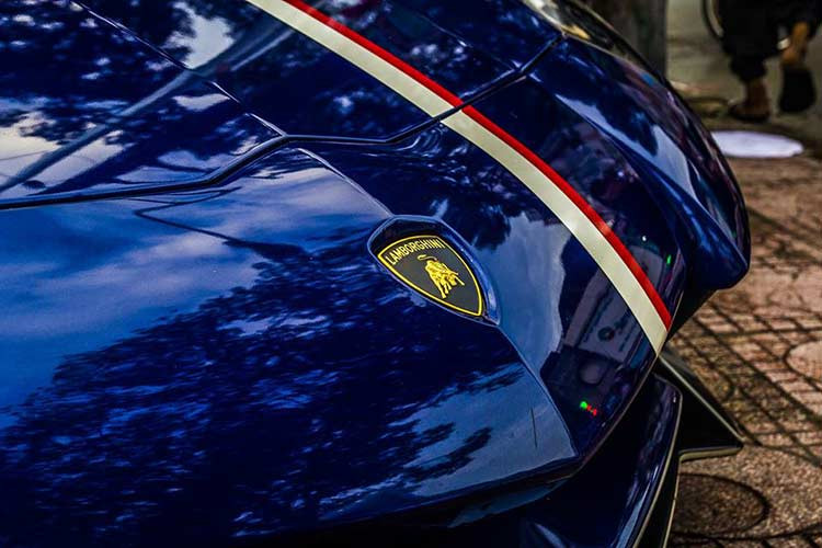 Lamborghini Aventador LP750-4 SV của Minh "Nhựa" chỉ có đúng 600 chiếc được sản xuất trên toàn thế giới, đây là siêu xe Lamborghini hàng hiếm thứ 2 doanh nhân 8X này sở hữu. So với phiên bản tiêu chuẩn, Lamborghini Aventador LP750-4 SV có các hốc gió trước thiết kế lại nhằm đảm bảo tính khí động học cho xe. 