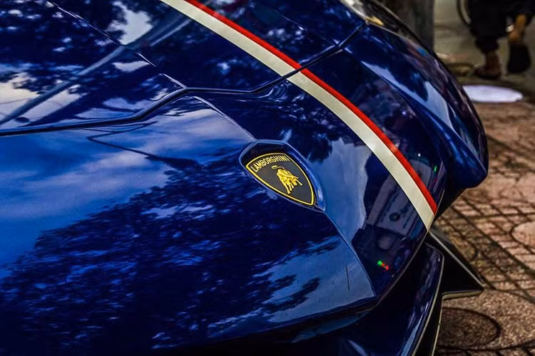 Lamborghini Aventador LP750-4 SV của Minh "Nhựa" chỉ có đúng 600 chiếc được sản xuất trên toàn thế giới, đây là siêu xe Lamborghini hàng hiếm thứ 2 doanh nhân 8X này sở hữu. So với phiên bản tiêu chuẩn, Lamborghini Aventador LP750-4 SV có các hốc gió trước thiết kế lại nhằm đảm bảo tính khí động học cho xe. 